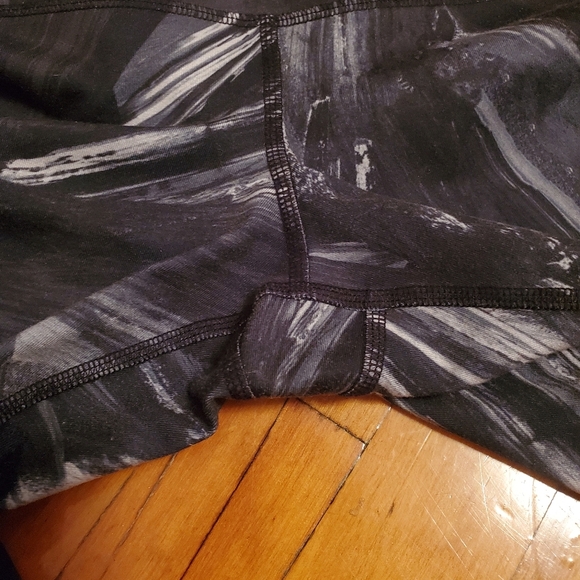 Alo Yoga Paint Stroke / Airbrush full leggings. Black, gray and white. Size S. - Picture 8 of 12